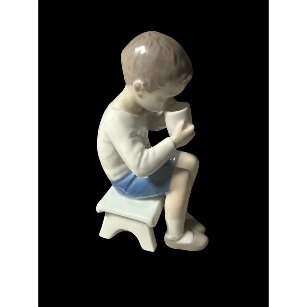 B&G BING & GRONDAHL GLAZED PORCELAIN FIGURINE 1713 Denmark Boy Cup